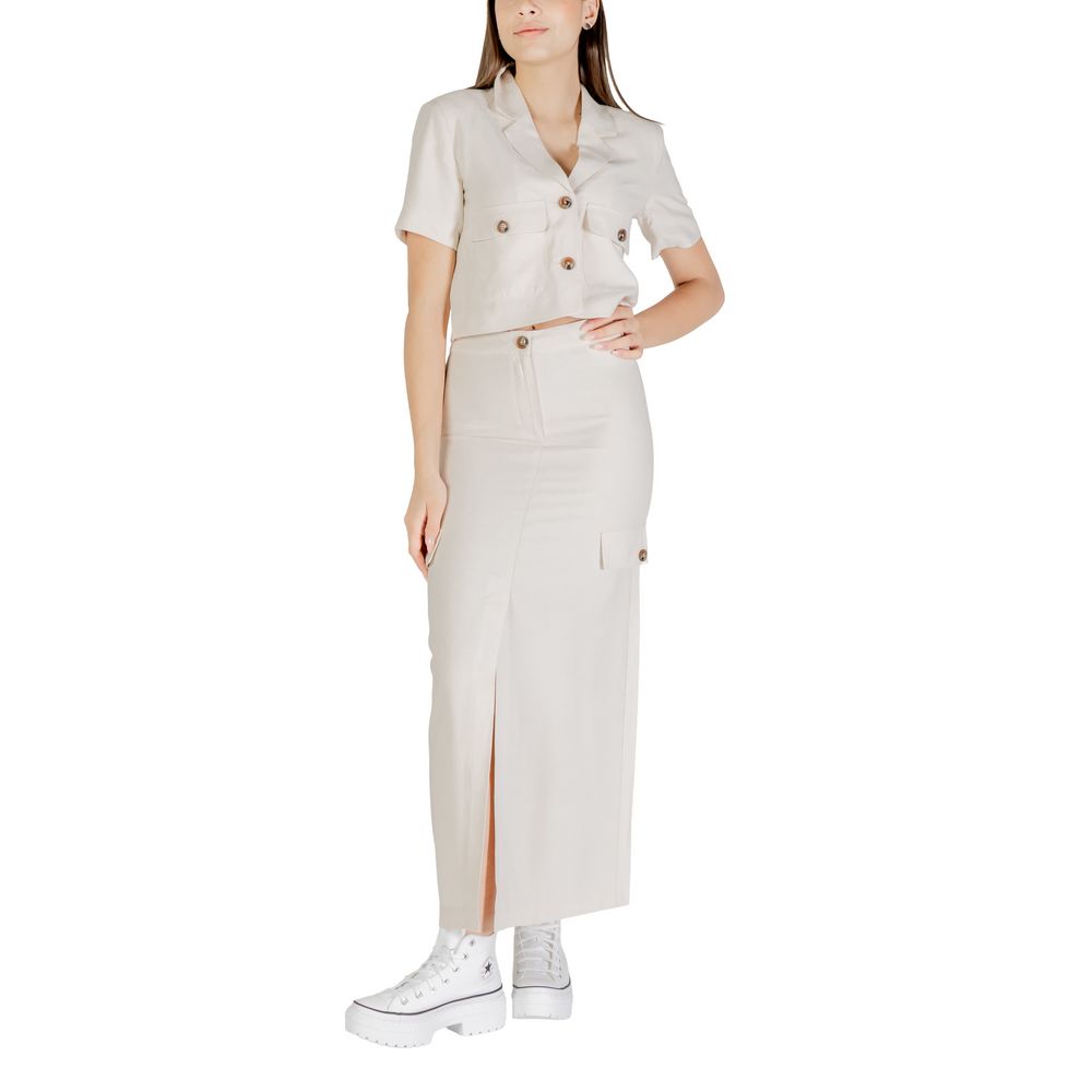 Model wearing Jacqueline De Yong Bicolor Viscose Long Skirt with matching top, showcasing elegant design and side pockets.