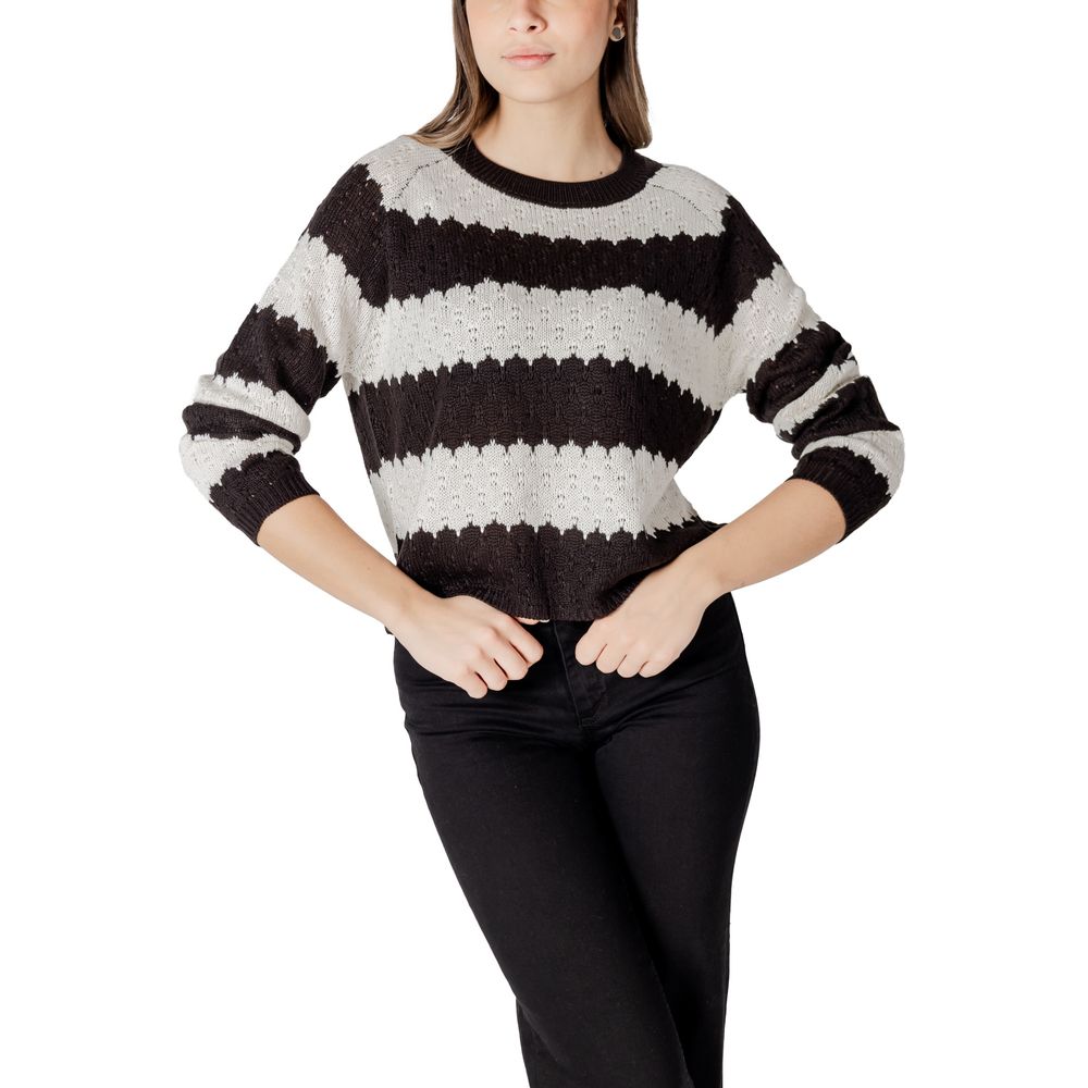 Model wearing Jacqueline De Yong Black And White Marabou Sweatshirt with striped design and long sleeves, styled casually.