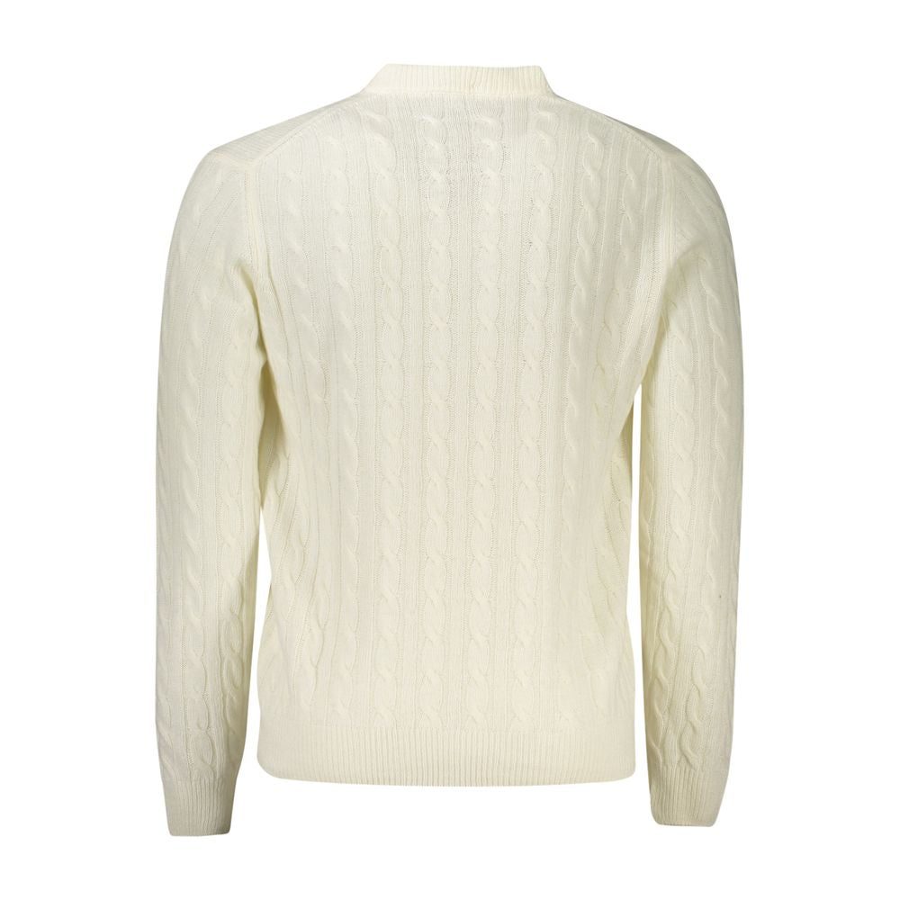 North Sails White Wool Men SweaterElevate your wardrobe with a touch of opulence from North Sails. This striking white sweater epitomizes effortless style, featuring long sleeves and a classic crew neck, accented with subtle twists and a distinguished log