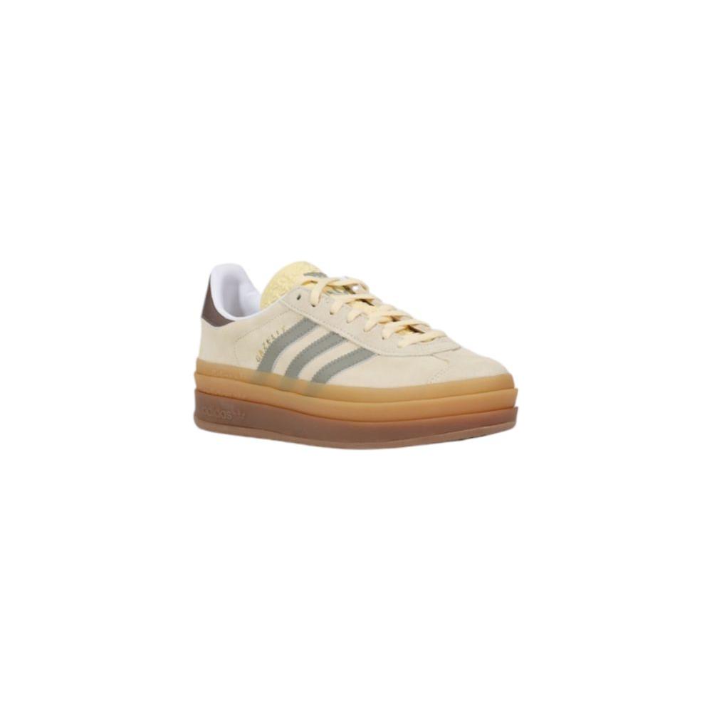 Adidas Gazelle Bold W cream suede leather sneaker with thick sole, iconic design, perfect for casual and refined fashion looks.