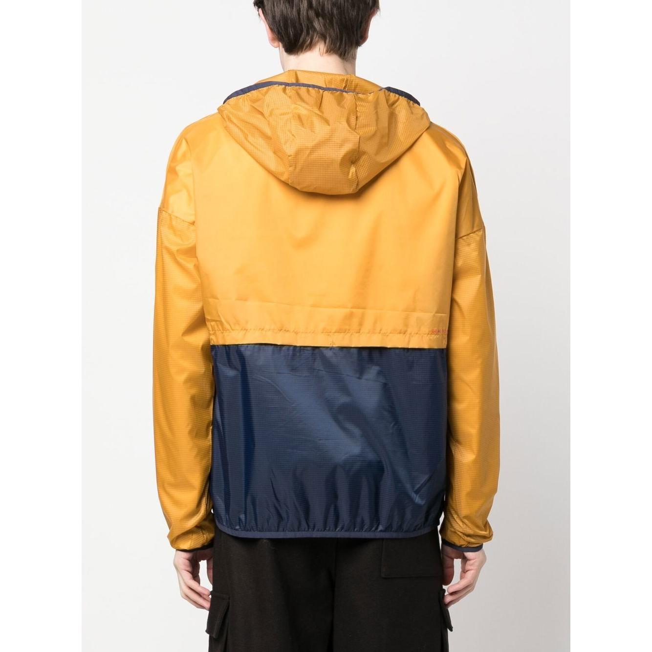 Front view with bag zipped and handles upright.