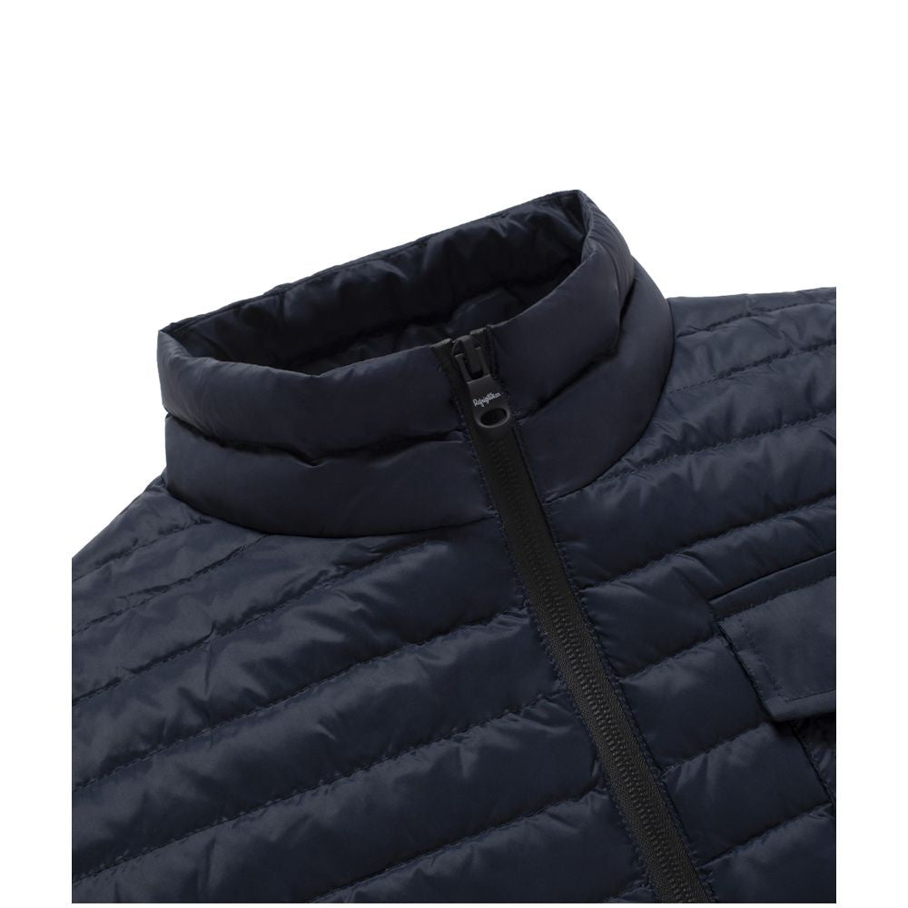 Front view with bag zipped and handles upright.