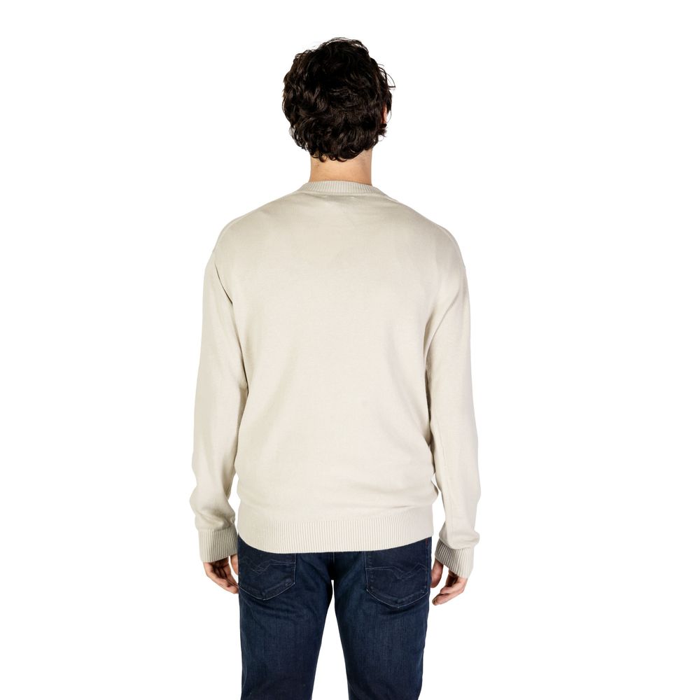 Front view with bag zipped and handles upright.