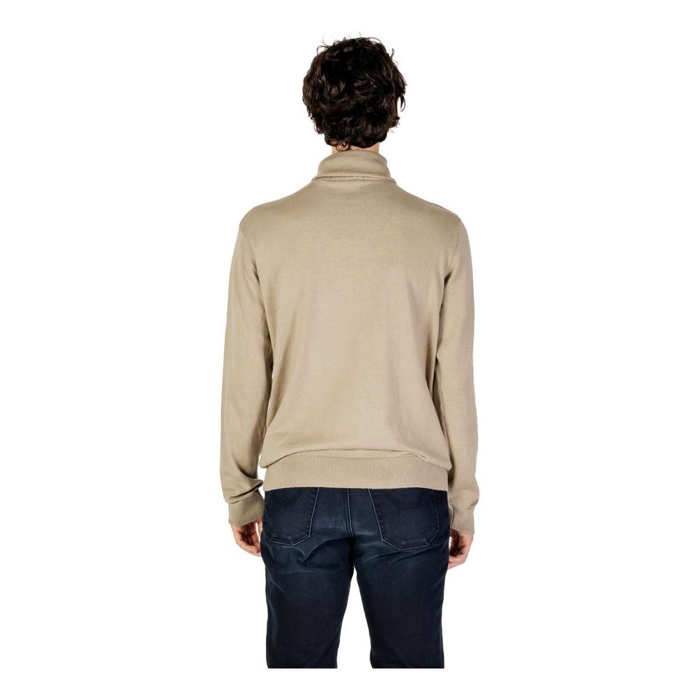 Front view with bag zipped and handles upright.