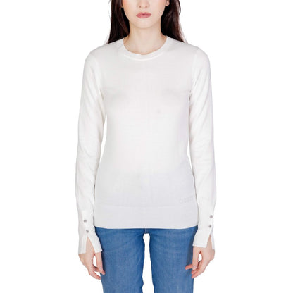 Woman wearing Guess White Cotton Sweatshirt with long sleeves and decorative buttons on the cuffs.