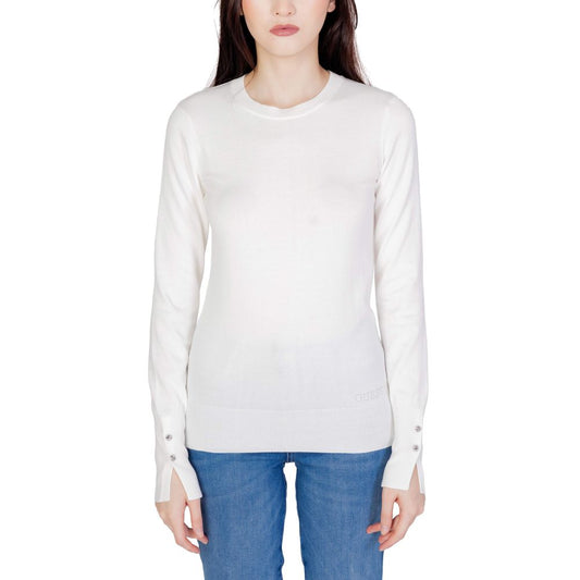 Woman wearing Guess White Cotton Sweatshirt with long sleeves and decorative buttons on the cuffs.