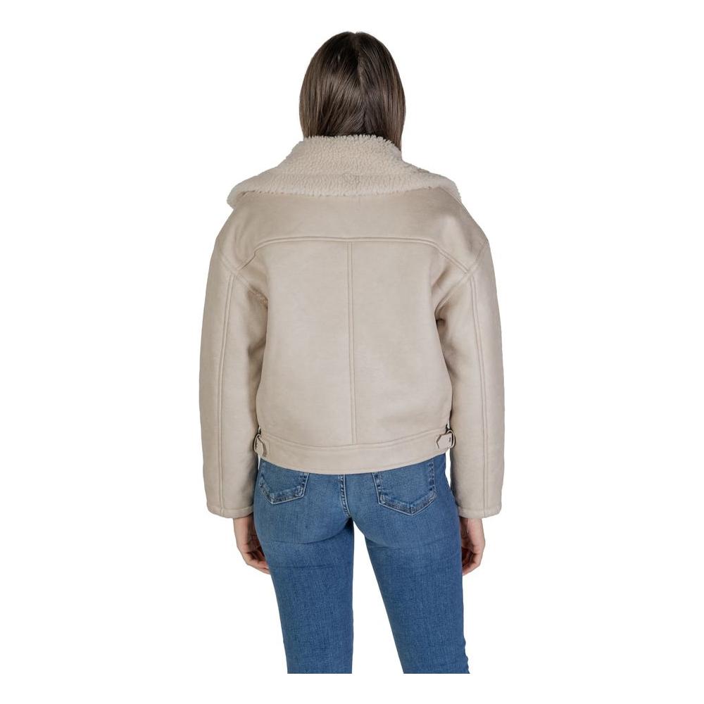 Front view with bag zipped and handles upright.