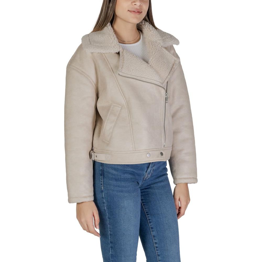 Front view with bag zipped and handles upright.