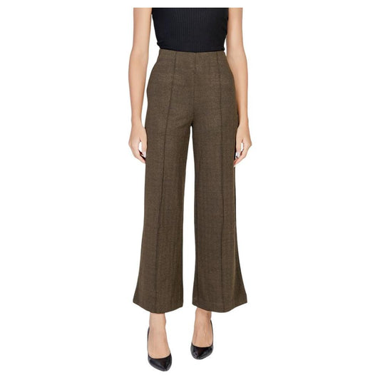 Woman wearing ICHI green polyester jeans & pant, fall/winter collection, 73% polyester, 25% viscose, 2% elastane.