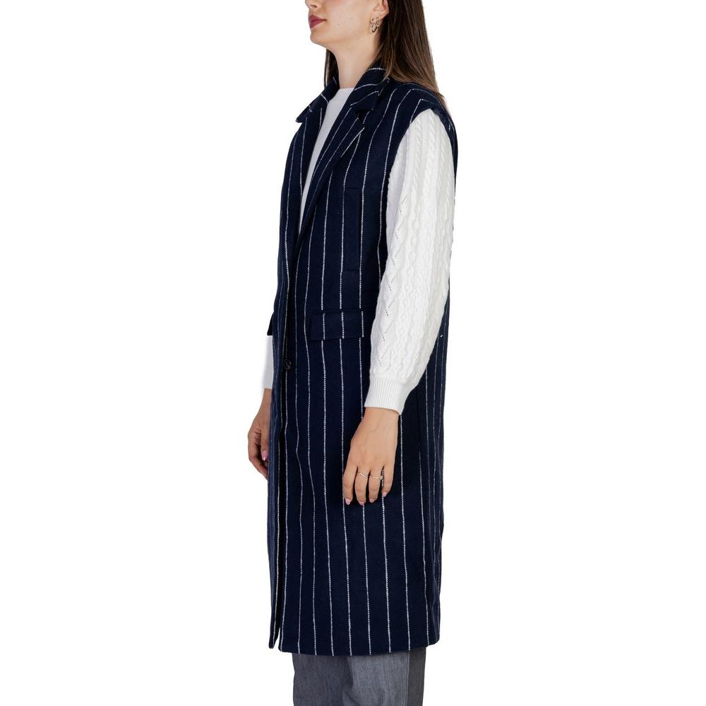 Front view with bag zipped and handles upright.