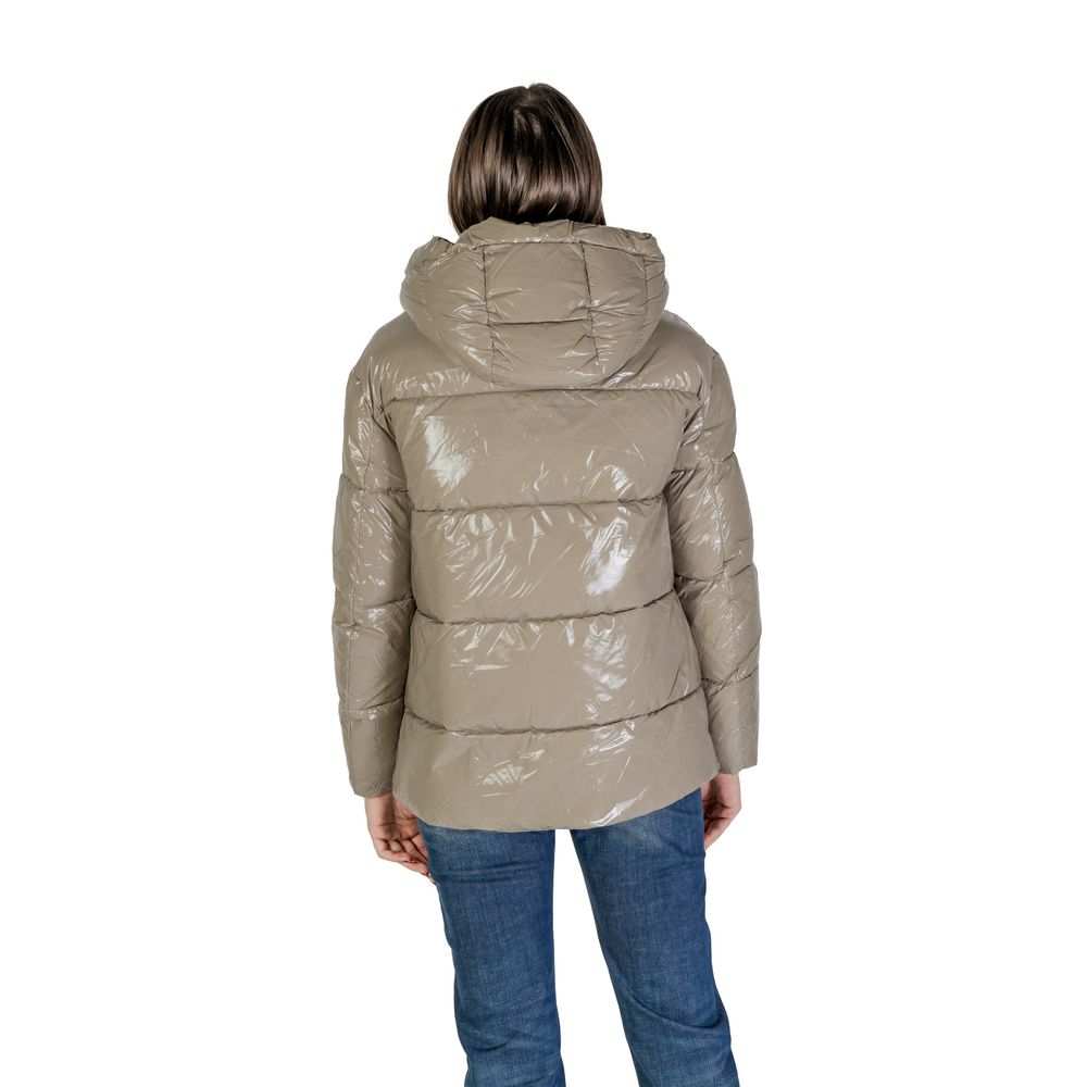 Front view with bag zipped and handles upright.