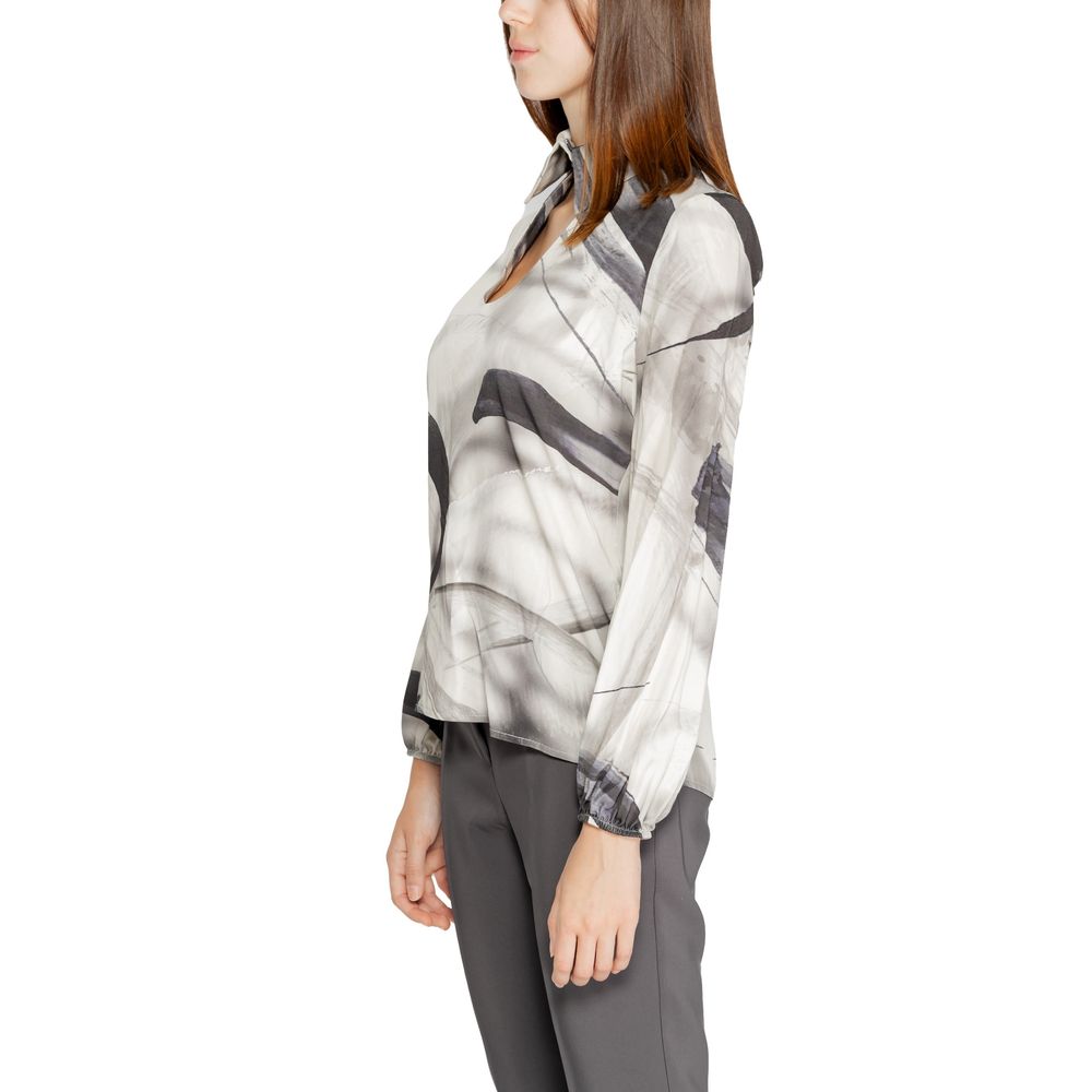 Front view with bag zipped and handles upright.
