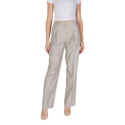 Woman wearing Vero Moda Gray Polyester Casual Pants with herringbone pattern