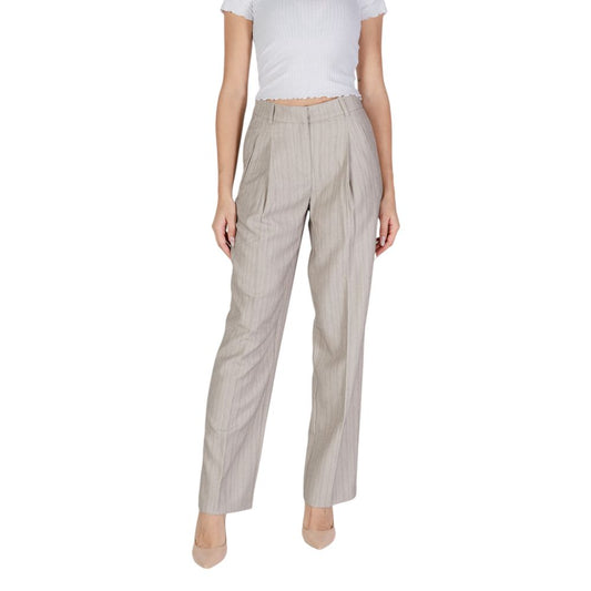 Woman wearing Vero Moda Gray Polyester Casual Pants with herringbone pattern