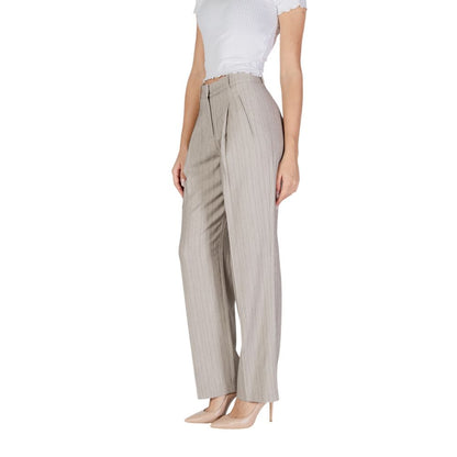 Woman wearing Vero Moda Gray Polyester Casual Pants with herringbone pattern and wide-leg cut