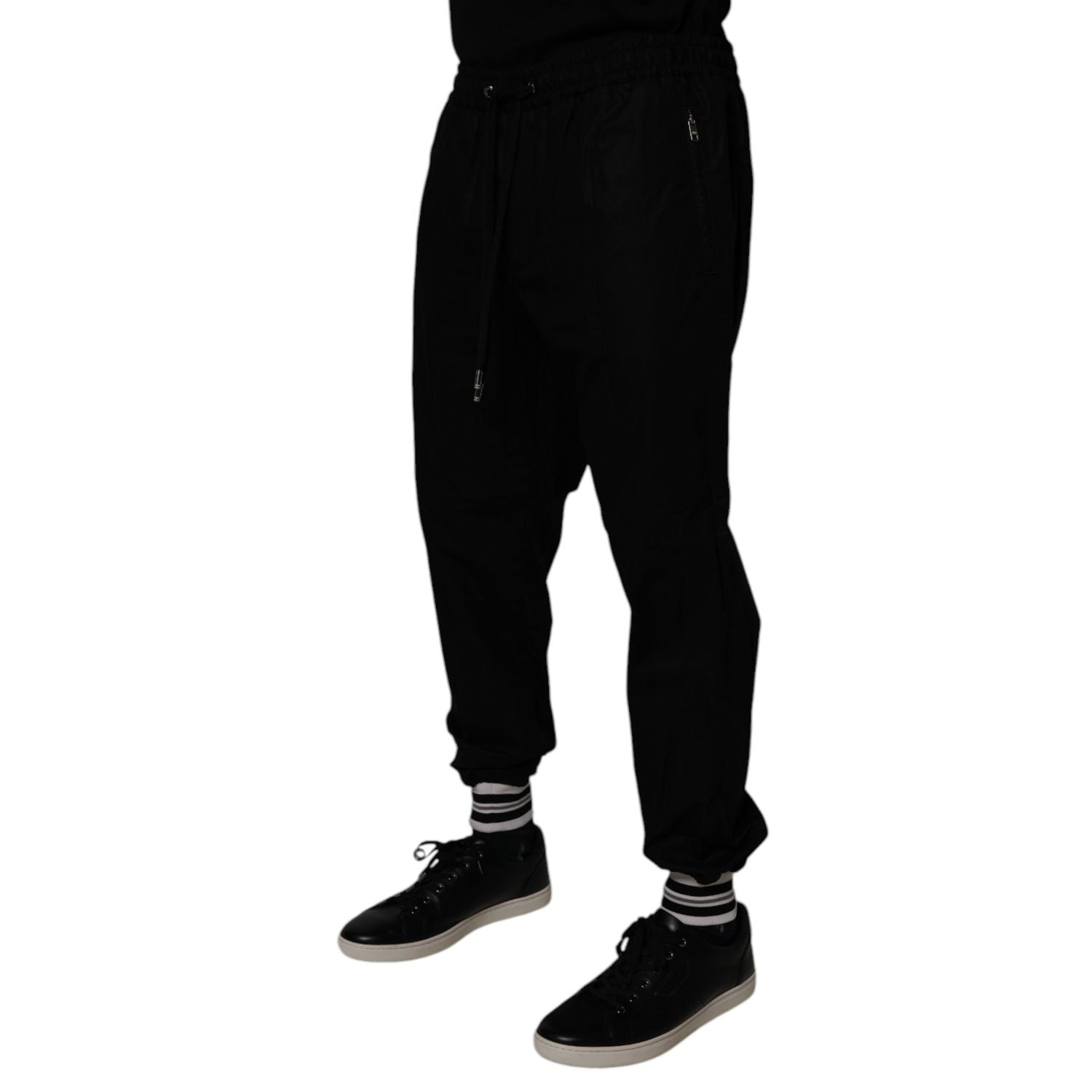 Front view with bag zipped and handles upright.