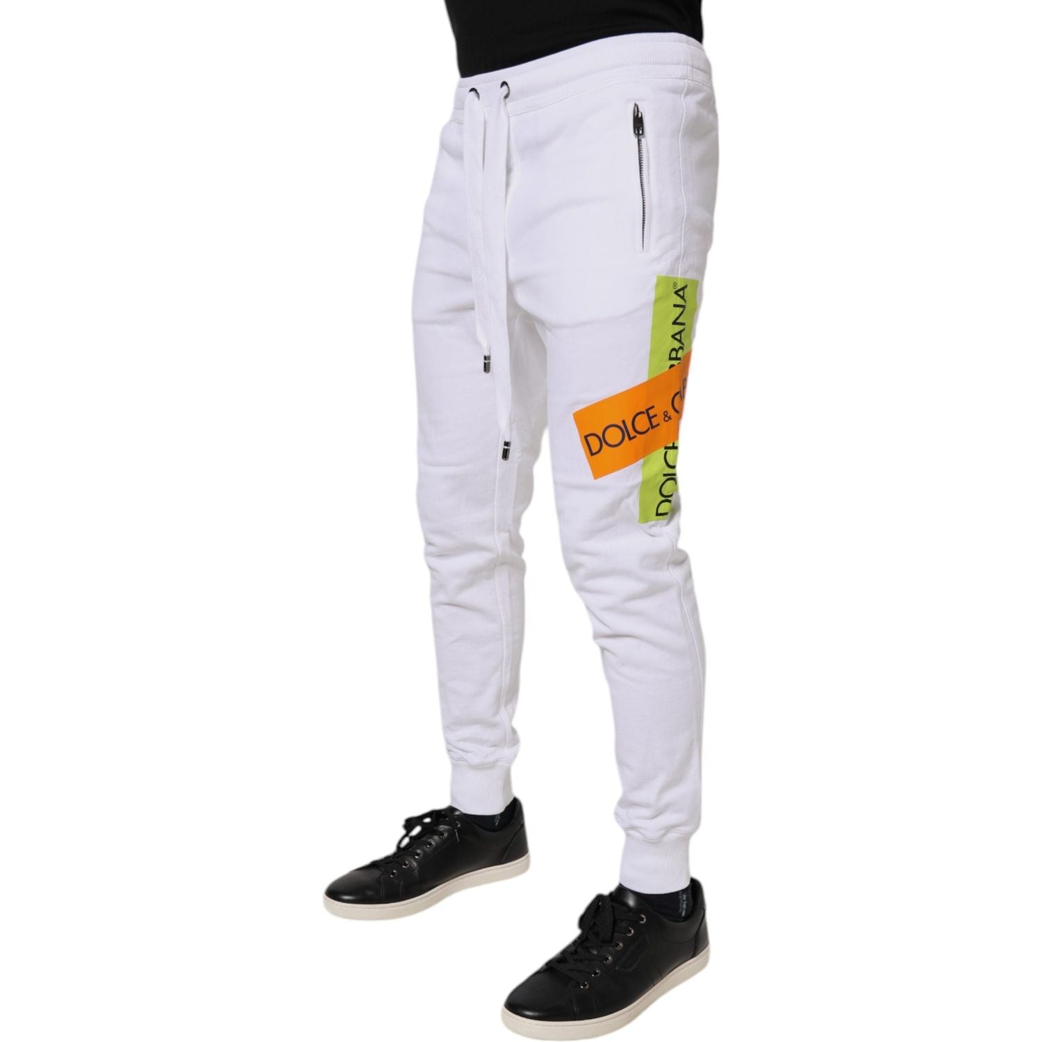 Front view with bag zipped and handles upright.