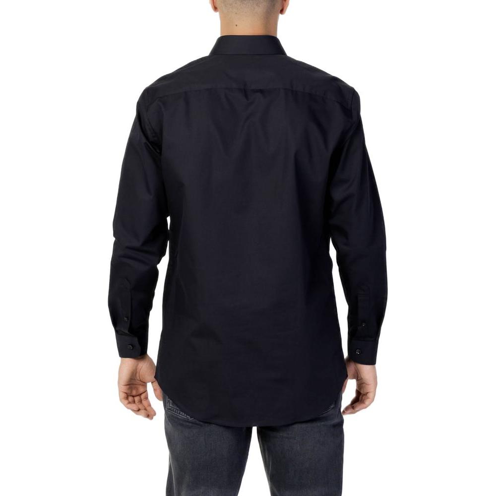 Front view with bag zipped and handles upright.