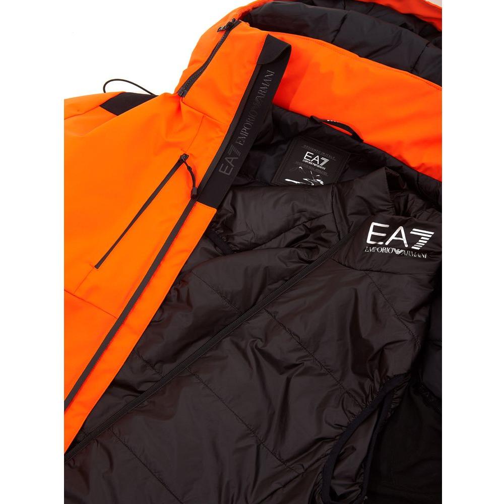Front view with bag zipped and handles upright.
