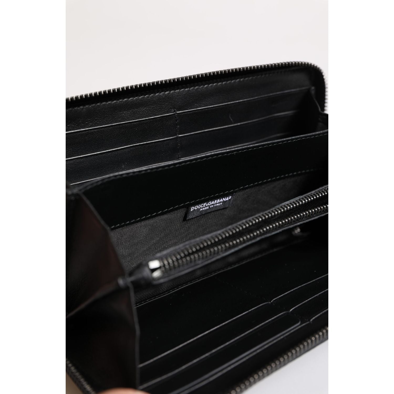 Front view with bag zipped and handles upright.