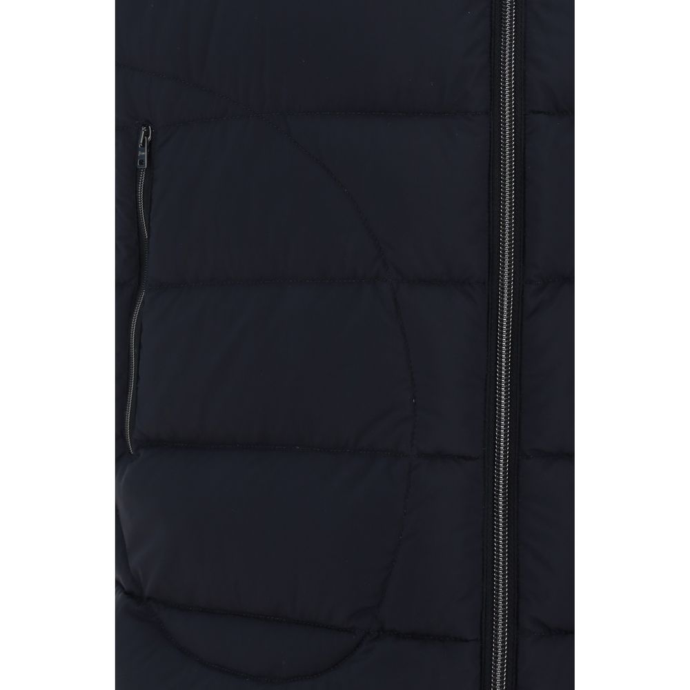 Front view with bag zipped and handles upright.