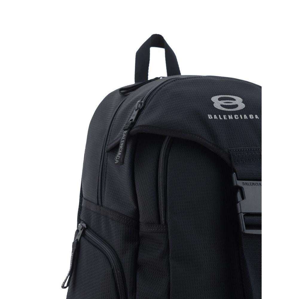 Front view with bag zipped and handles upright.