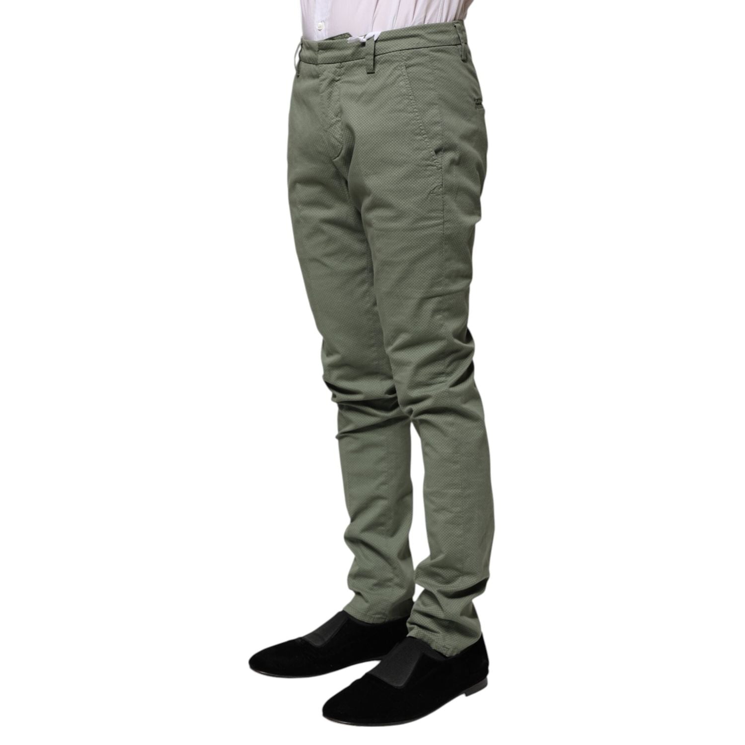 Front view with bag zipped and handles upright.