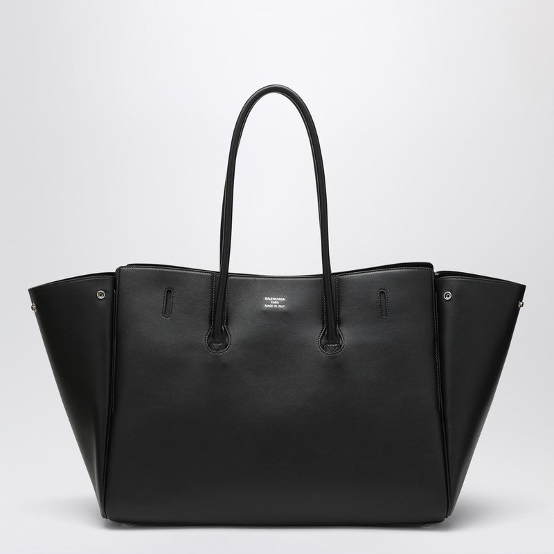Front view with bag zipped and handles upright.