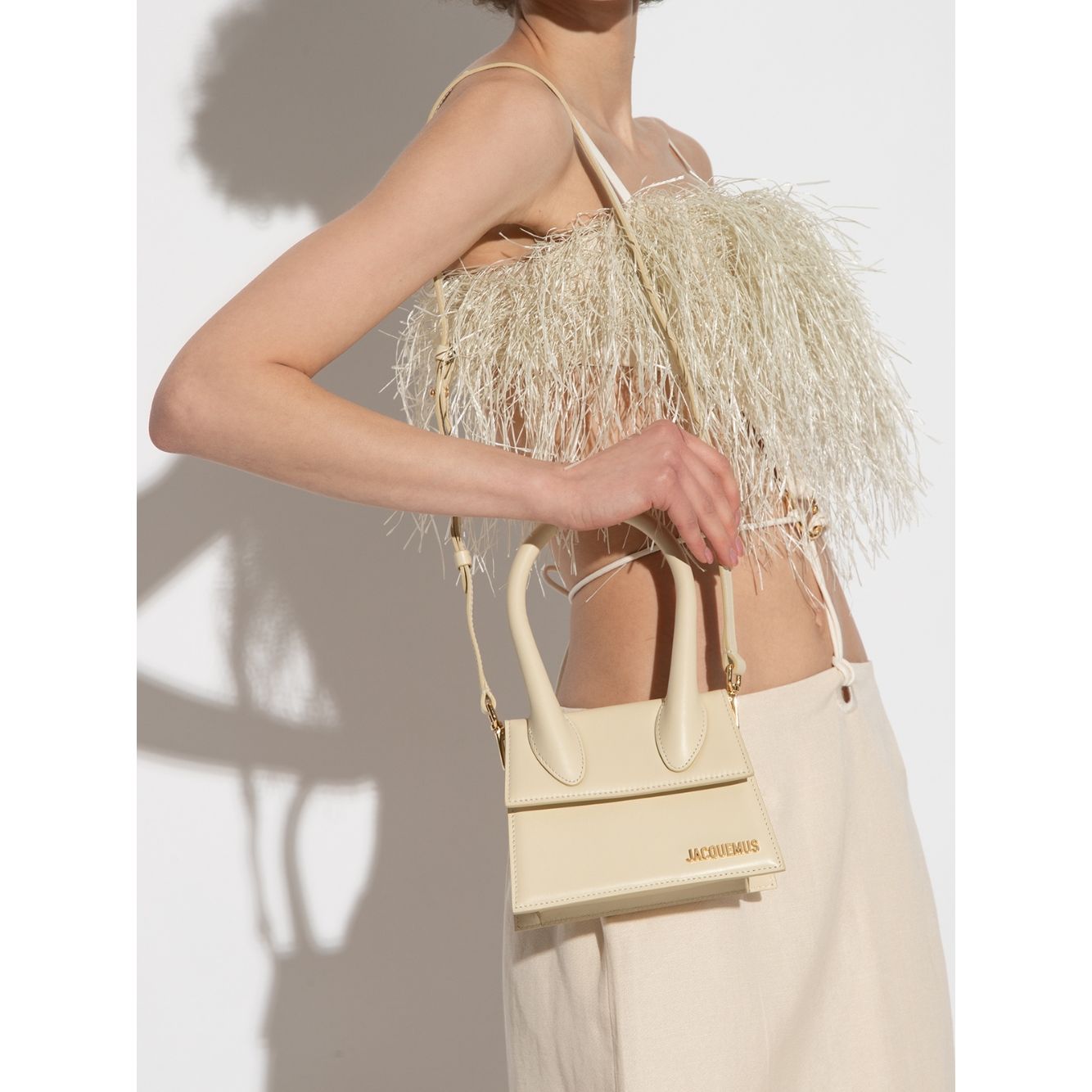 Front view with bag zipped and handles upright.