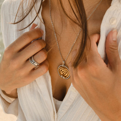 Close-up of a woman wearing AN JEWELS JEWELRY Mod. AL.NSOKLSYC necklace and rings.