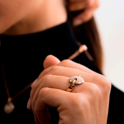 Close-up of a hand wearing AN JEWELS JEWELRY Mod. AL.RJT01RC-7 ring with intricate design, against a blurred background. Elegant jewelry piece.