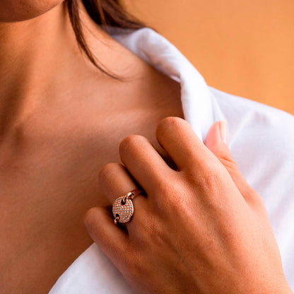 Elegant woman wearing a ring from AN JEWELS JEWELRY Mod. AL.RJT01RC-8 collection.