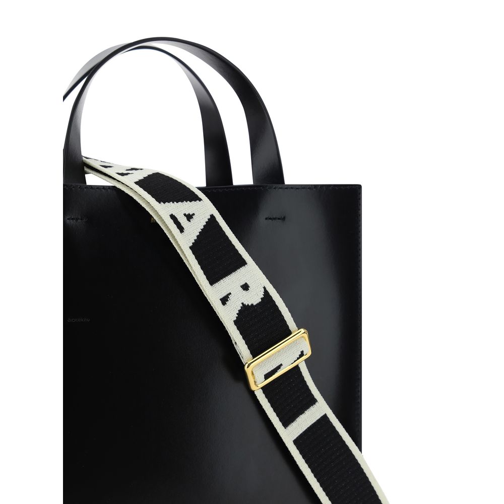 Front view with bag zipped and handles upright.