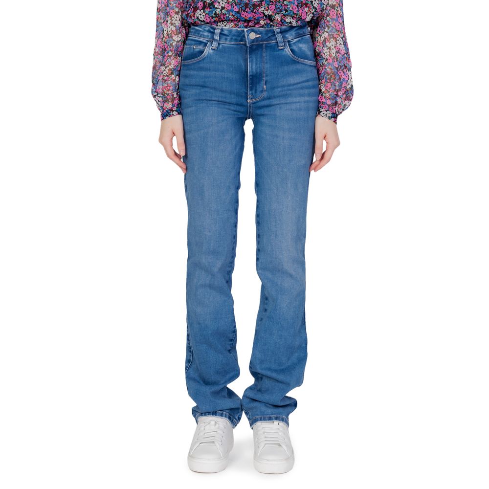 Model wearing Guess Light Blue Organic Cotton Mom Jeans with a floral top and white sneakers.