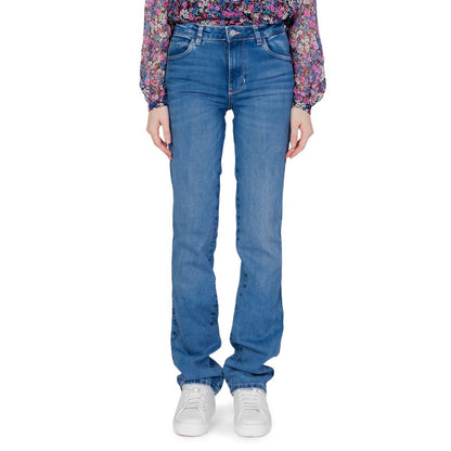 Model wearing Guess Light Blue Organic Cotton Mom Jeans with a floral top and white sneakers.
