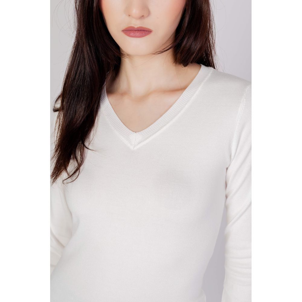 Woman wearing Guess White Cotton Sweatshirt with V-neck and decorative buttons, highlighting casual and sophisticated style.