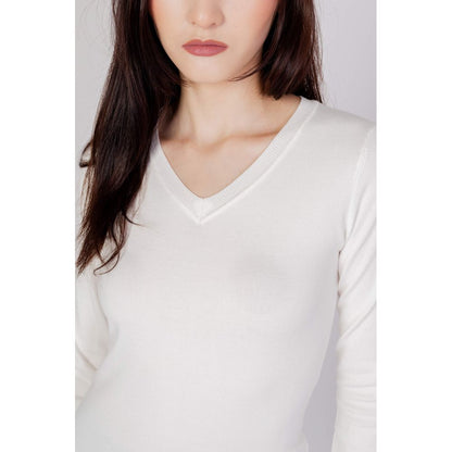 Woman wearing Guess White Cotton Sweatshirt with V-neck and decorative buttons, highlighting casual and sophisticated style.