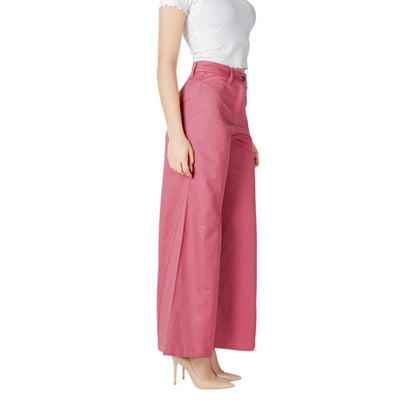 Woman wearing ICHI Pink Cotton Pant showcasing high-waisted, wide-leg design with belt loops, perfect for a modern and feminine look.