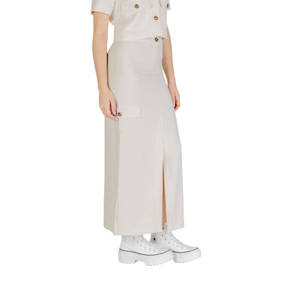 Jacqueline De Yong Bicolor Viscose Long Skirt worn by model, side view highlighting silhouette and side pockets.