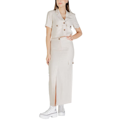 Model wearing Jacqueline De Yong Bicolor Viscose Long Skirt with matching top, showcasing elegant design and side pockets.