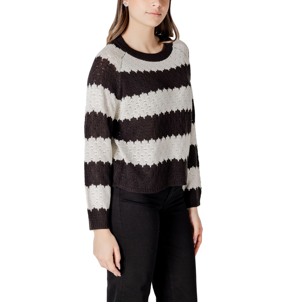 Jacqueline De Yong Black And White Marabou Sweatshirt with striped design, ideal for a trendy and comfortable look in cooler seasons.