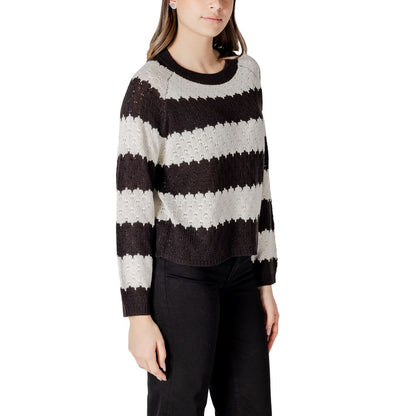 Jacqueline De Yong Black And White Marabou Sweatshirt with striped design, ideal for a trendy and comfortable look in cooler seasons.