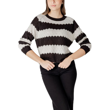 Model wearing Jacqueline De Yong Black And White Marabou Sweatshirt with striped design and long sleeves, styled casually.