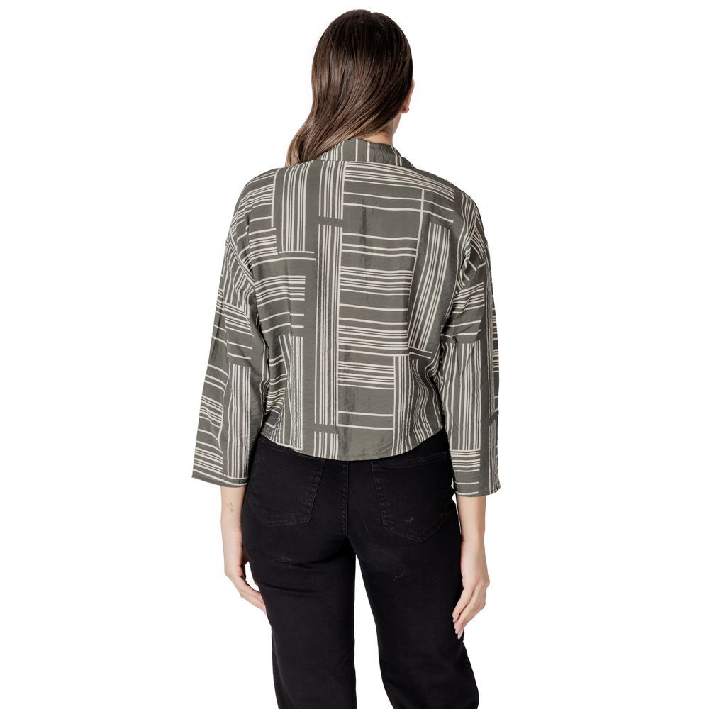 Jacqueline De Yong Green Viscose Blouse with geometric pattern, featuring a cropped cut and 7/8 sleeves, back view on model.