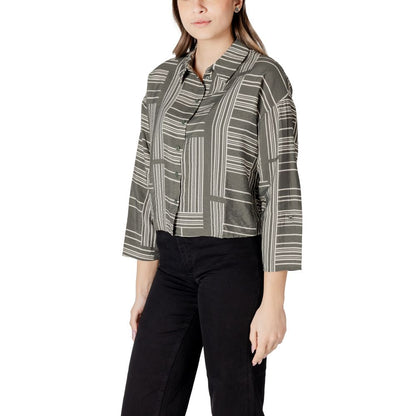 Jacqueline De Yong Green Viscose Blouse with geometric stripe pattern, cropped cut, and 7/8 sleeves for a modern, refined look.