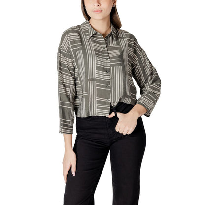 Model wearing Jacqueline De Yong Green Viscose Blouse with geometric pattern and 7/8 sleeves, showcasing contemporary style.