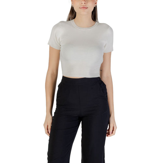 Jacqueline De Yong White Viscose Sweater on model, short-sleeve crop top perfect for summer, versatile with jeans or skirt for casual or elegant look.