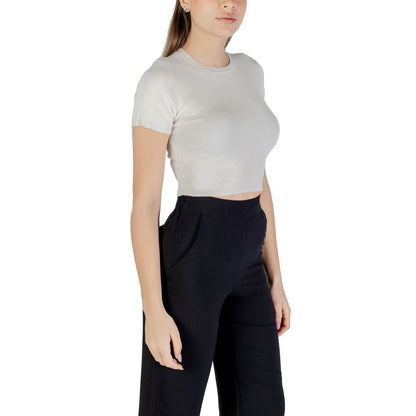 Jacqueline De Yong White Viscose Sweater crop top, side view on model, short sleeves, soft lightweight fit, versatile summer fashion.