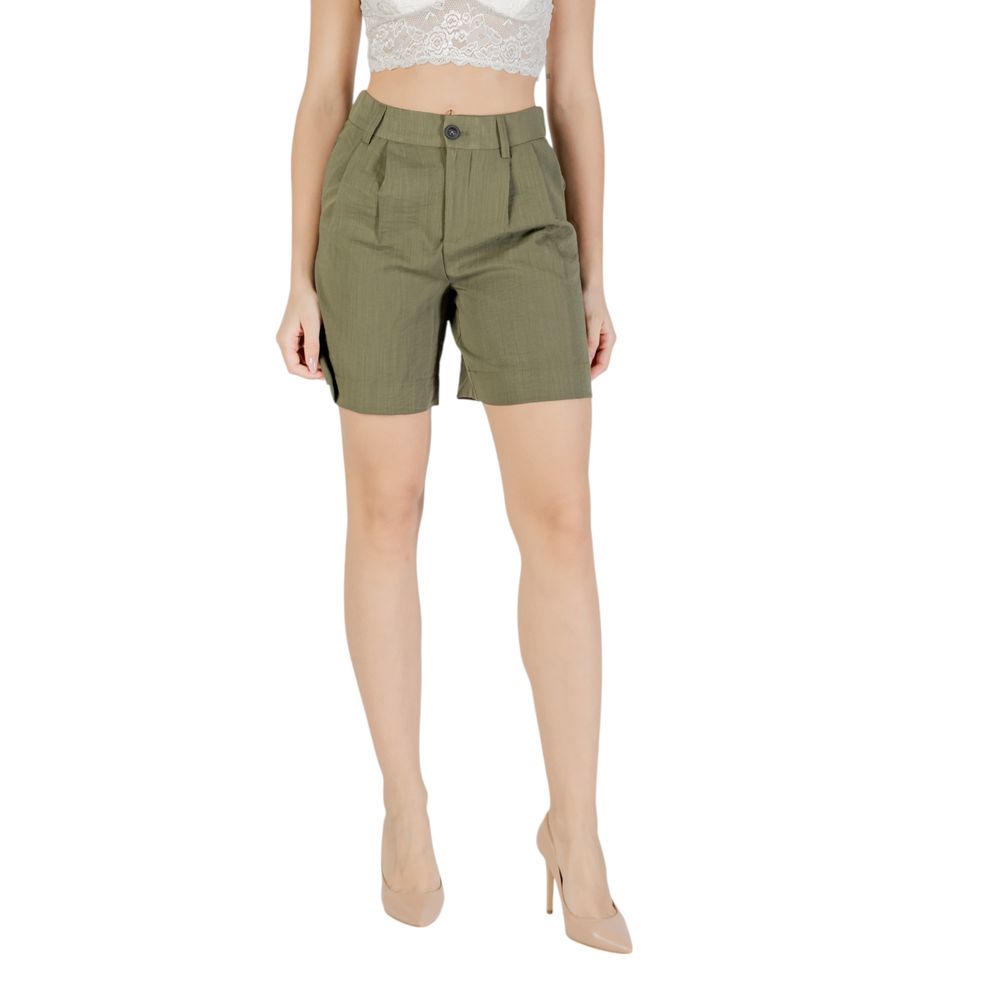 Woman wearing Only Green Viscose Bermuda Shorts with side pockets and button closure, showcasing elegance and comfort.