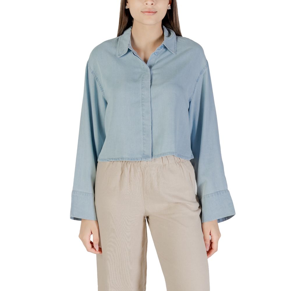 Only Light Blue Lyocell Blouse with long sleeves and a cropped cut, perfect for elegant and casual occasions.